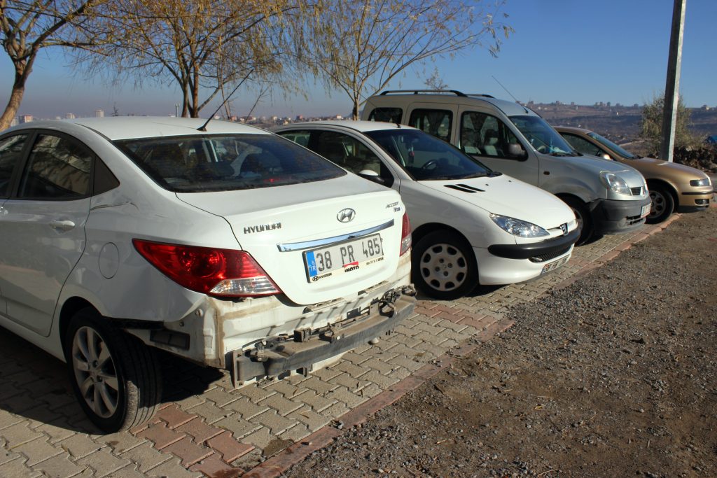 (ÖZEL HABER) FRENİ BOŞALAN HALK OTOBÜSÜ, 6 OTOMOBİLE ÇARPARAK DURABİLDİ KAZA, SANİYE SANİYE GÜVENLİK KAMERALARINA YANSIDI