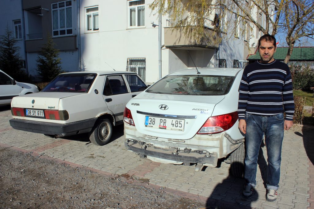 (ÖZEL HABER) FRENİ BOŞALAN HALK OTOBÜSÜ, 6 OTOMOBİLE ÇARPARAK DURABİLDİ KAZA, SANİYE SANİYE GÜVENLİK KAMERALARINA YANSIDI